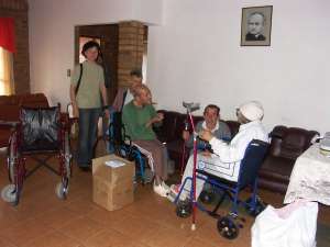 Übergabe eines Rollstuhls und diversen Gehhilfen, sowie von Geschirr und Besteck an das Altersheim in Guaraní