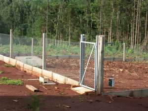 Der fertige Gartenzaun mit selbstschliessendem Tor